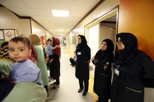 نخستین کلاس آموزشی توانمندسازی مادران پیرامون نیازهای آموزشی آنها در زمینه مراقبت از کودکان قلبی: عکس شماره 2 / 8